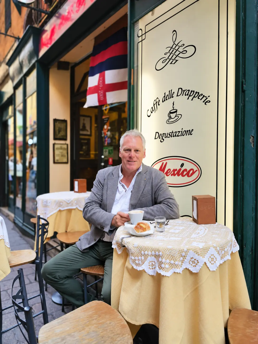 Jürgen Popp in einem Café